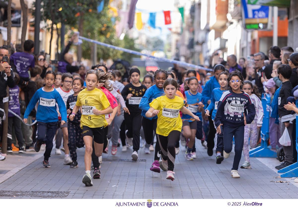 La Cursa del Raval convierte Gandia en una fiesta del atletismo popular