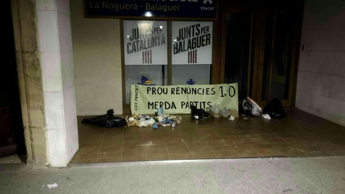 Bolsas de basura dejadas por los CDR frente a la sede del PDECat en Balaguer.