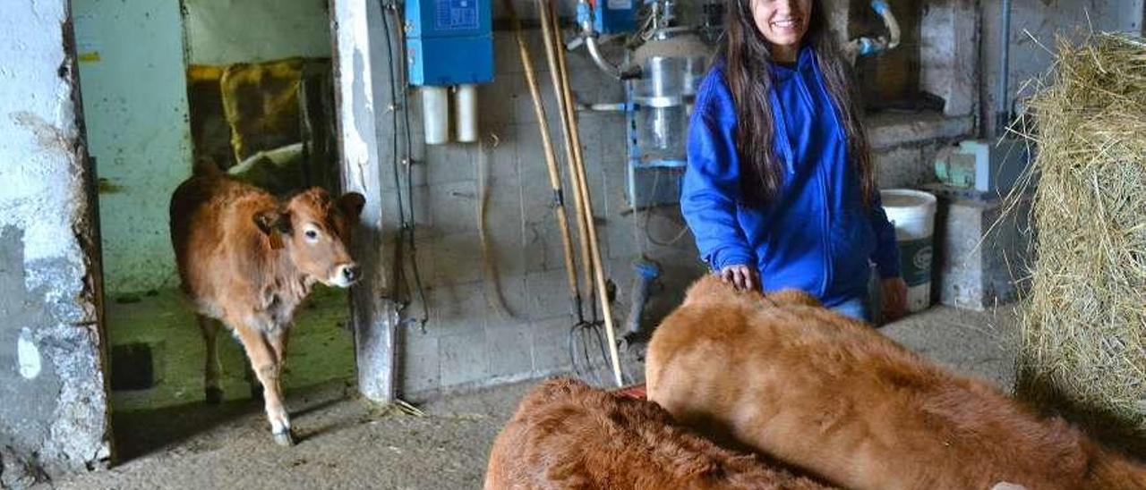 Vanessa Peixeiro, con algunos de los xatinos de su propiedad, en su casa de Agüera, en San Cucao de Llanera.