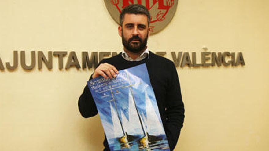 Pere Fuset, ayer con el cartel anunciador de la Semana Santa Marinera 2016.