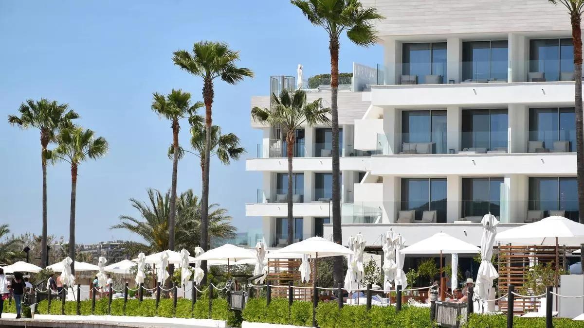 Detalle de la terraza de un hotel de Talamanca, en Ibiza