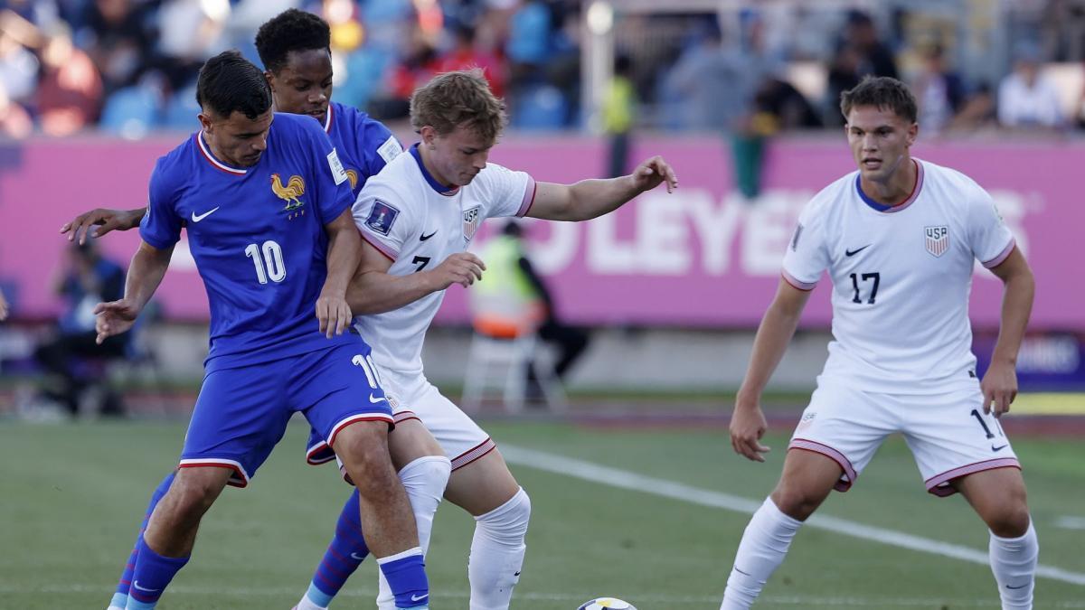 Benama, a la izquierda, con el '10' de Francia sub-20