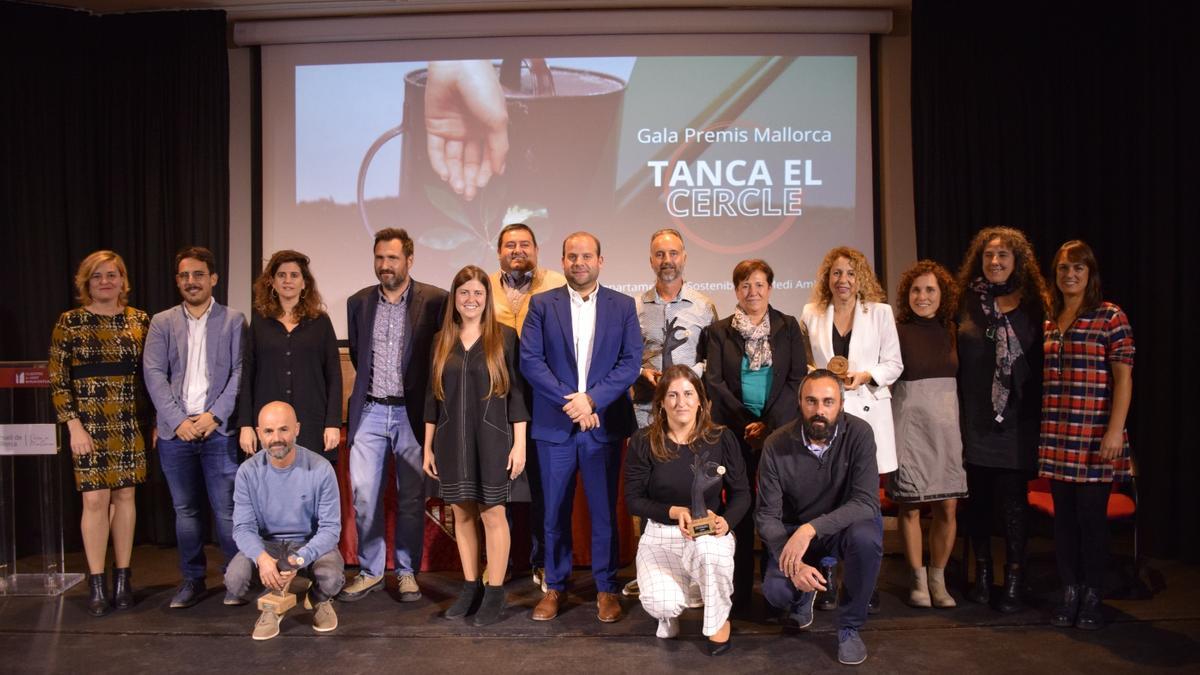 Foto de familia de autoridades y municipios premiados.