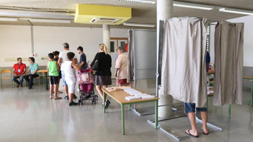Votantes en el colegio de Sa Graduada de Ibiza.