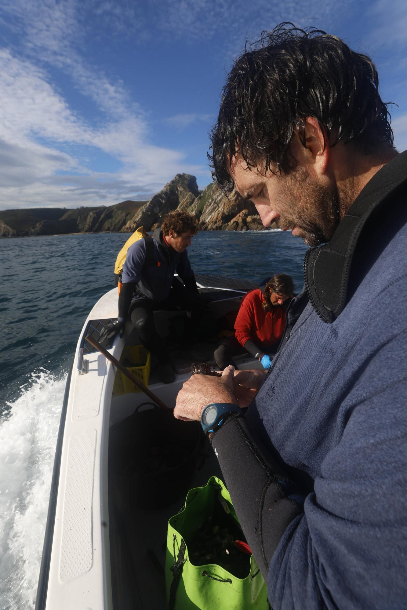 EN IMÁGENES: Así es la dura jornada de los perceberos del cabo Peñas: un oficio de alto riesgo a merced de las olas
