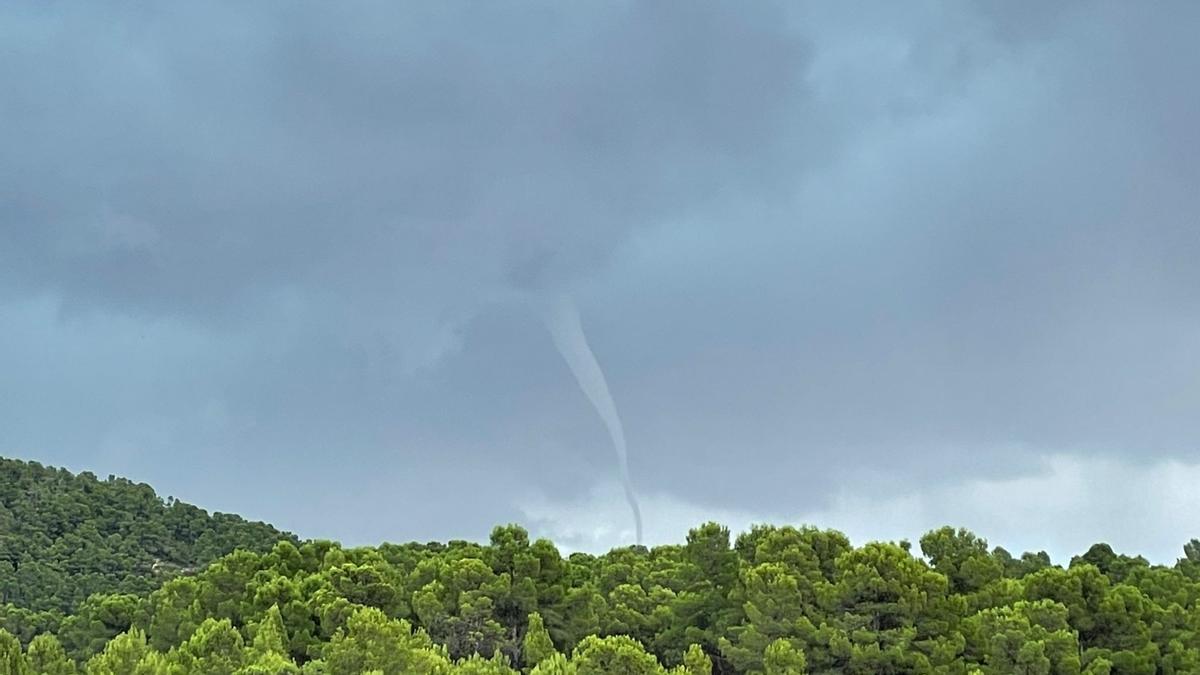 Tornado formado en la Font de la Figuera.