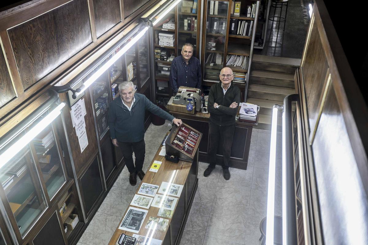 La despedida de Eutimio, una papelería con casi un siglo de vida en Alicante La despedida de Eutimio, una papelería con casi un siglo de vida en Alicante