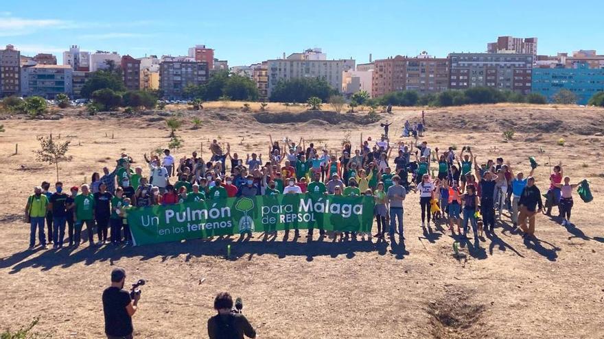 Más de 150 personas reivindican con plantaciones el bosque urbano en Repsol