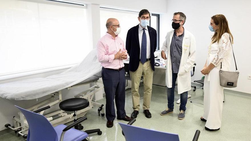 El consejero de Salud, Manuel Villegas, durante su visita al Morales Meseguer.