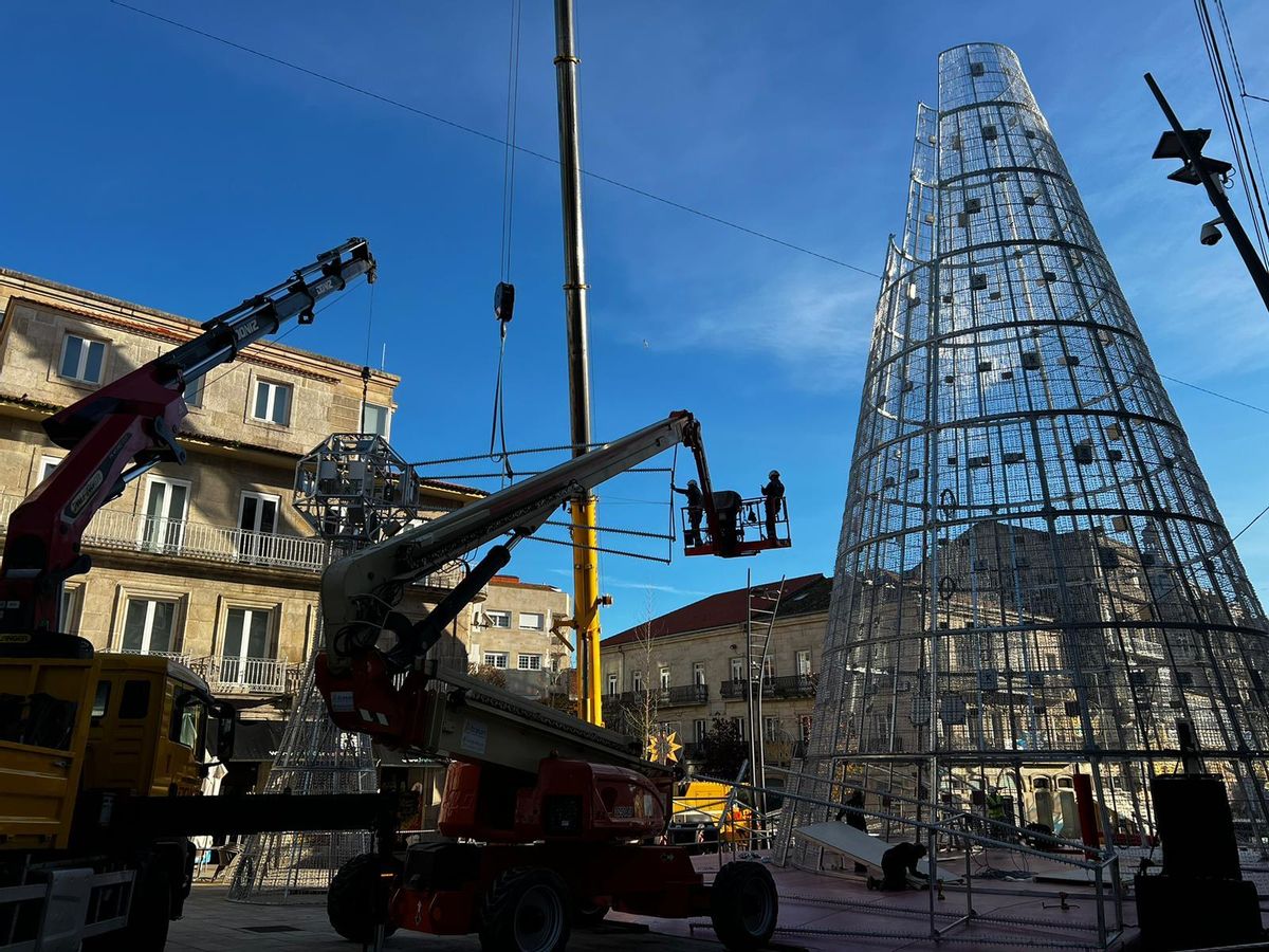 Los operarios de Ximénez Iluminación elevando la estructura de la estrella gigante del árbol de Porta do Sol.
