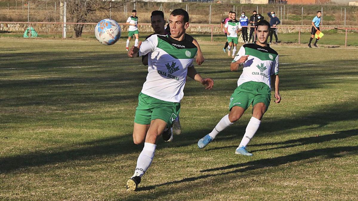 Un jugador del Coreses se dispone a controlar el cuero en un partido anterior.