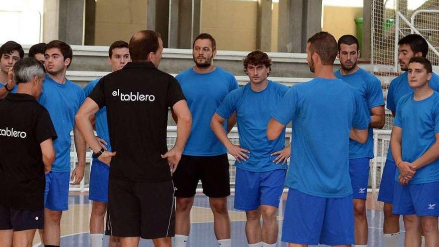 Quique Domínguez da instrucciones a los jugadores en un entrenamiento.