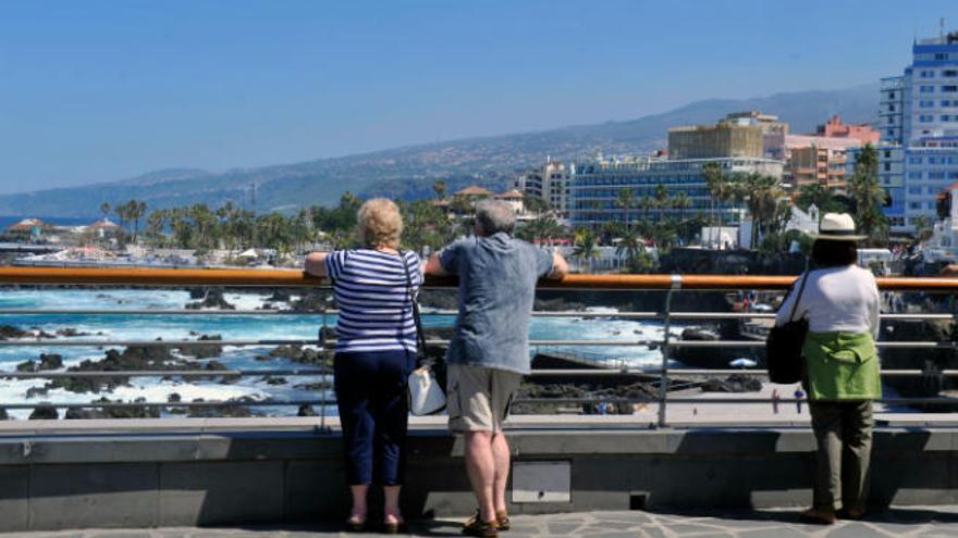 Turistas en Puerto de la Cruz.