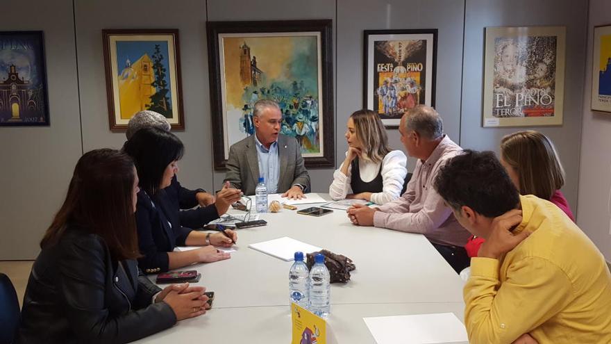 Un momento de la reunión de los representantes de Teror con la consejera de Cultura, Guacimara Medina.