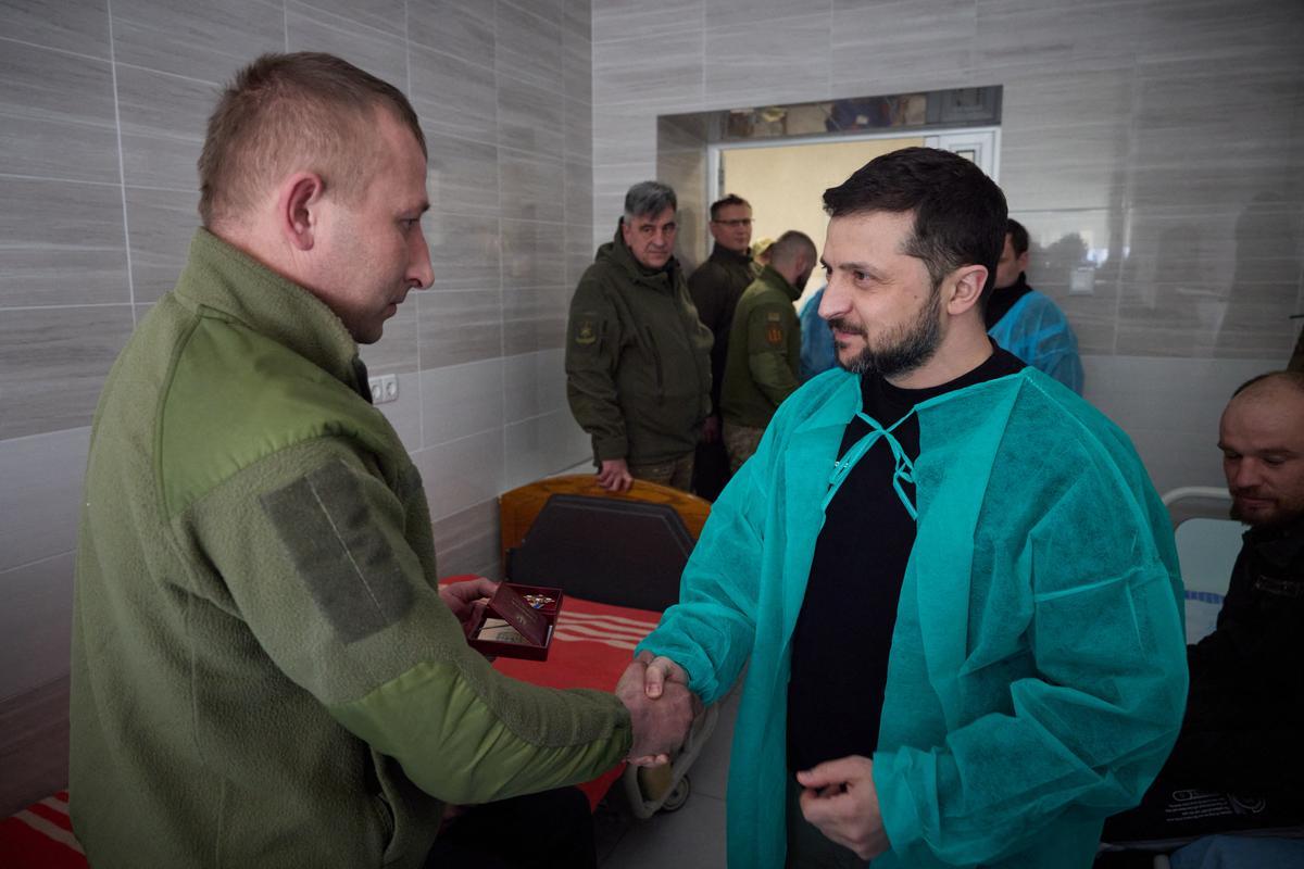 Zelenski visita a las tropas que defienden Bajmut