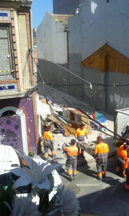 Retirada de basura del hotel okupa del Cabanyal