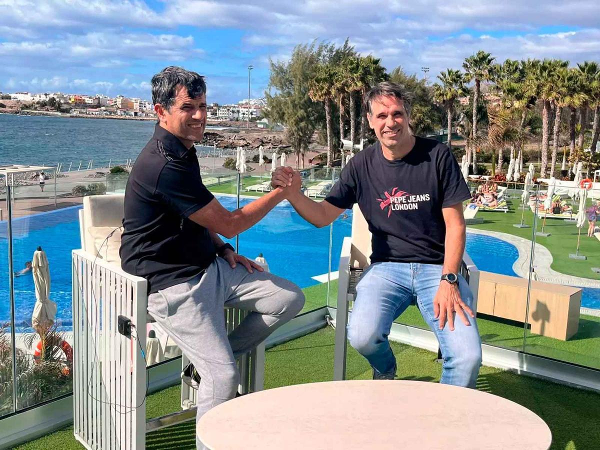 Miguel Ángel y Juan Carlos Valerón chocan sus manos en Arguineguín.