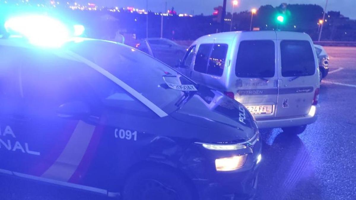 El vehículo policial y la furgoneta, tras el accidente.