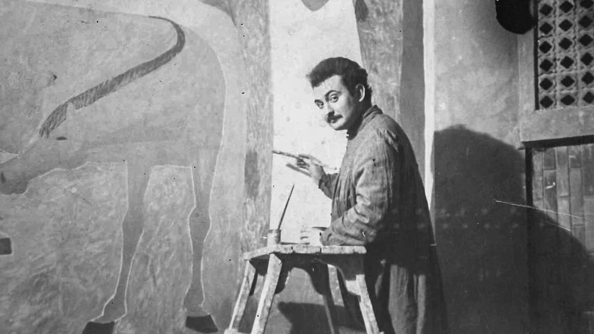 Gil pintando uno de los murales de Casa Pedro en 1952.