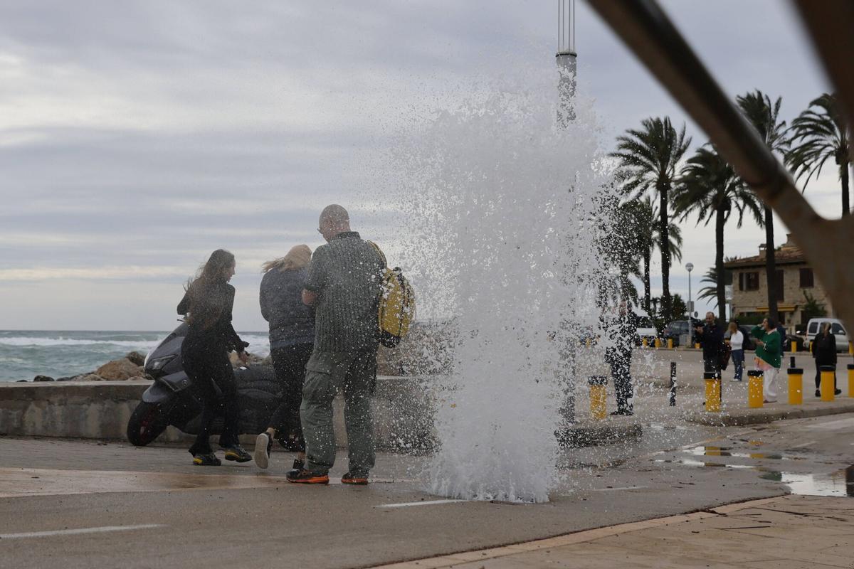 Restos de la lancha averiada en el Portitxol (Palma)