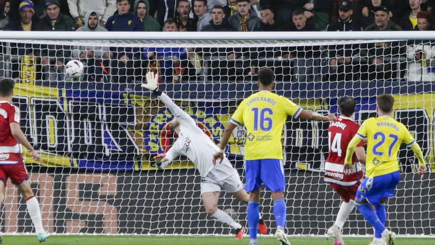 Un gran gol de Navarro insufla ánimo al Cádiz de Pellegrino y hunde al Granada