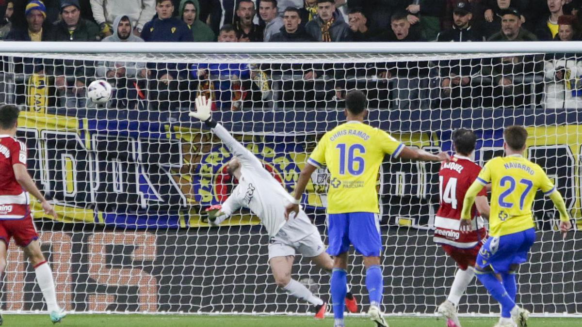 Imagen del duelo entre Cádiz y Granada en el Nuevo Mirandilla