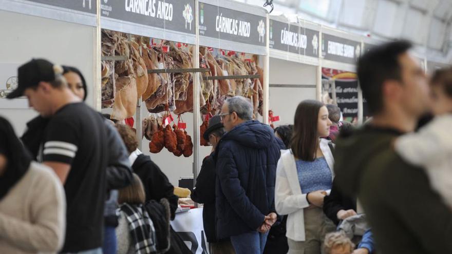 Gente en la carpa de la fiesta gastronómica.