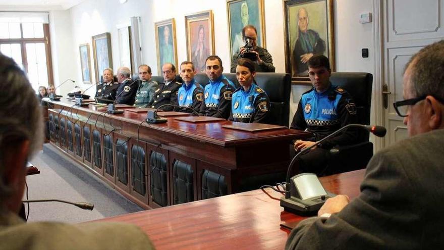 Los cuatro nuevos agentes, equipados con el uniforme de la Policía Local de Valdés, siguiendo las palabras del alcalde, Simón Guardado, a la derecha en la imagen.