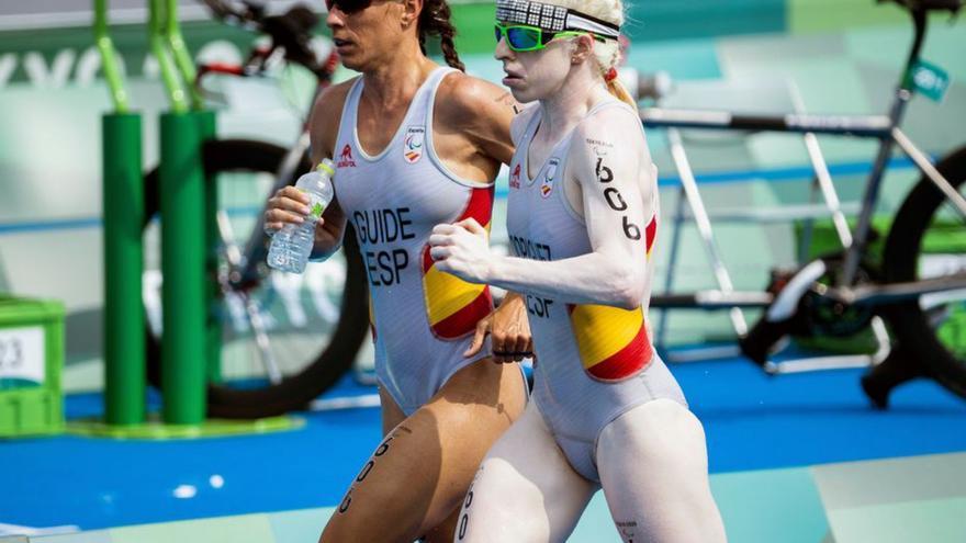 Susana Rodríguez Gacio, junto a su guía en Tokyo.