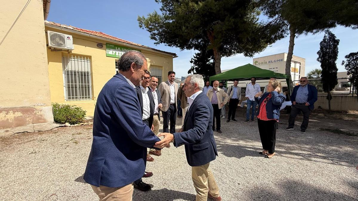 El conseller Miguel Barrachina junto a representantes de La Unió en la sede de la entidad en Elche.