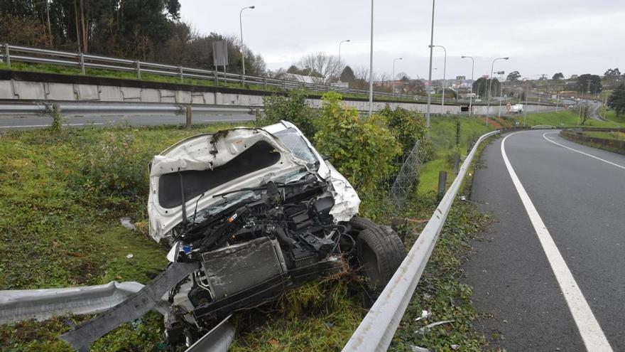 Así han quedado los vehículos que colisionaron en la salida de la AP-9 hacia Palavea