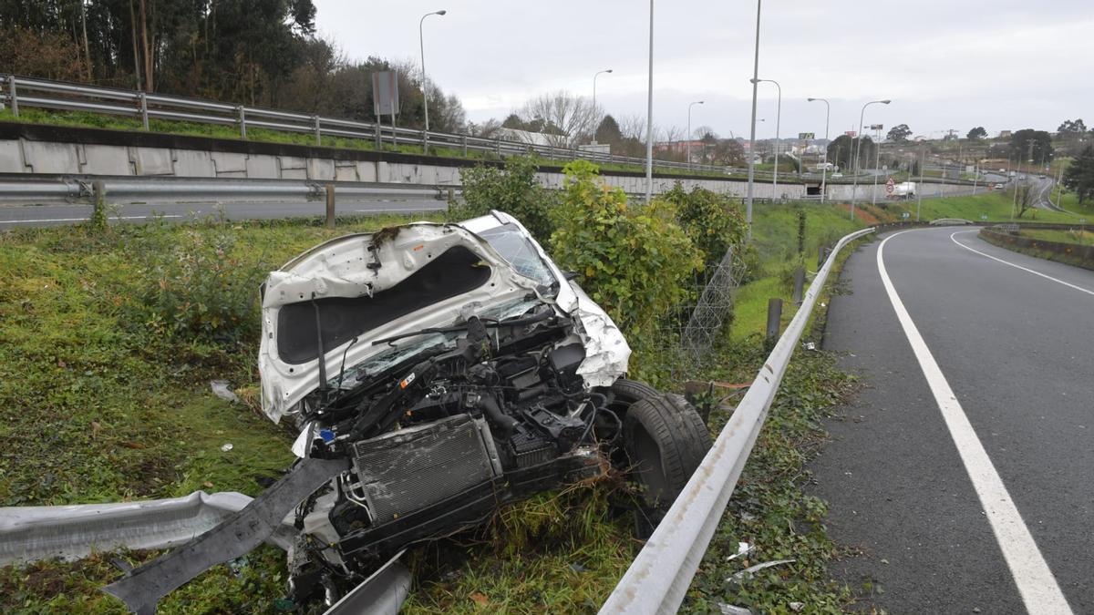 Así han quedado los vehículos que colisionaron en la salida de la AP-9 hacia Palavea