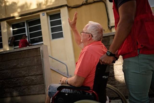 José Ramos, con problemas de movilidad, acude a votar a las elecciones generales de 2019 en Santa Cruz de Tenerife gracias a un servicio gratuito de Cruz Roja