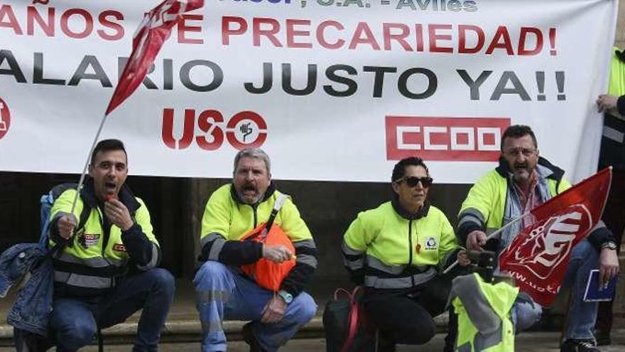 Trabajadores de la empresa adjudicataria de la limpieza de Avilés, ayer, durante su protesta en el Parche.