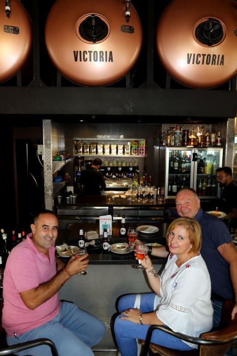 Miguel Ángel Escamilla, María del Mar López  y Alan Duffy, en el restaurante La Deriva.