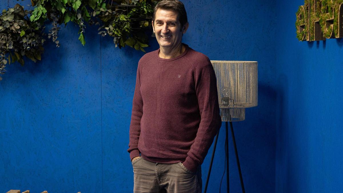 El viajero Valentín Dieste en la redacción de El Periódico de Aragón, esta semana.