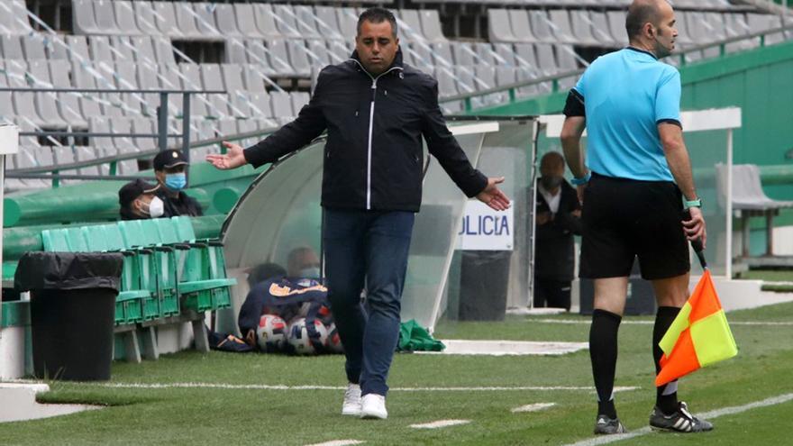 Germán Crespo gesticula en la banda durante el partido ante el Tamaraceite.