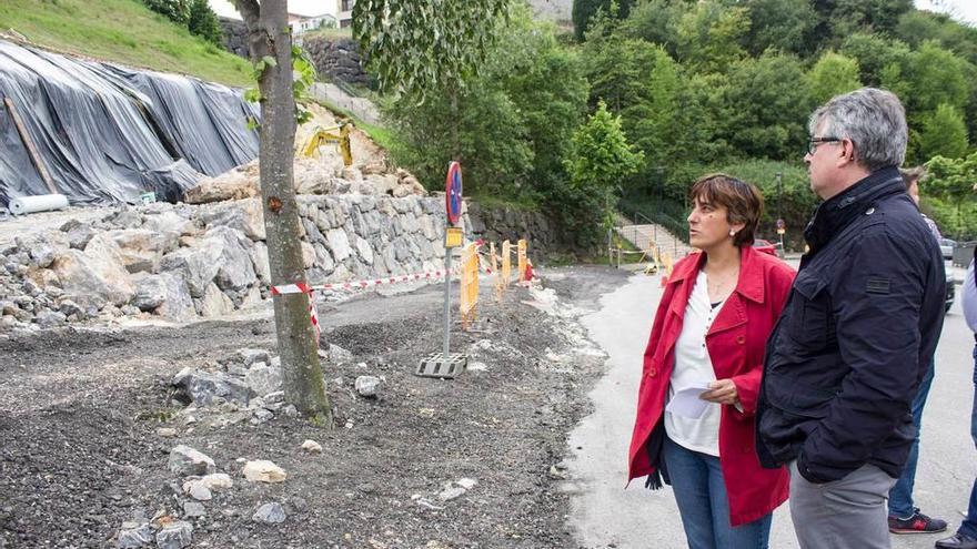 Ana Rivas visita las obras para estabilizar la ladera de la calle Ricardo Vázquez Prada