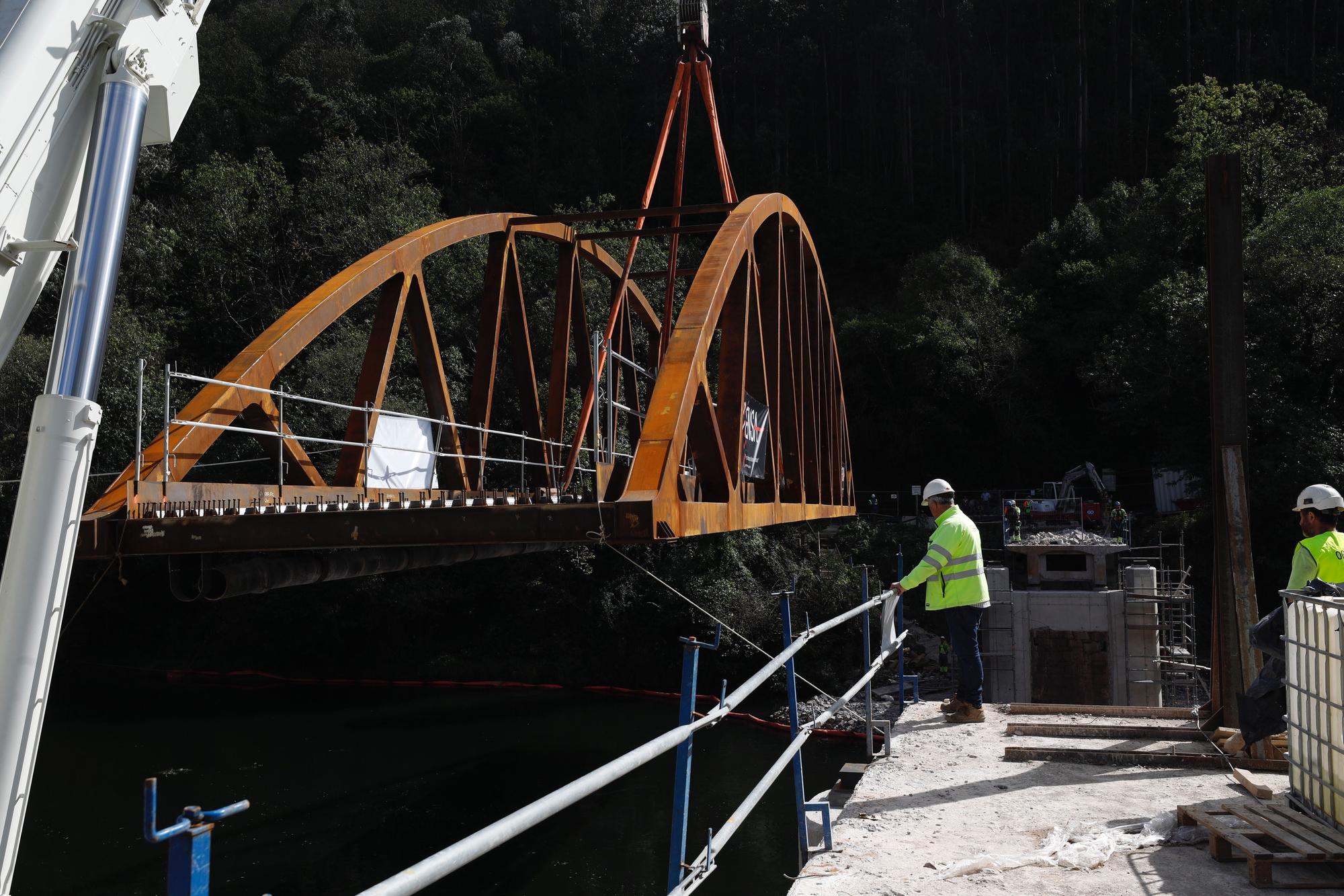 Así fue la instalación del nuevo puente de Quinzanas (Pravia)
