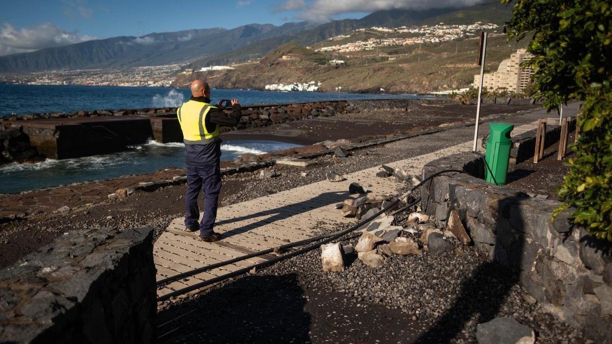 Bañistas se saltan el precinto por el mal tiempo debido a la borrasca Therese en Radazul, en Tenerife