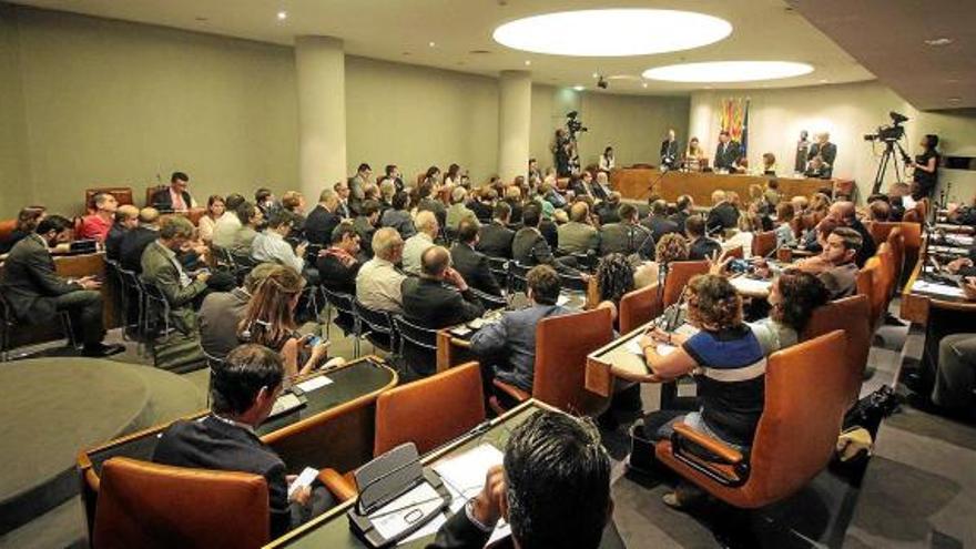 Ple de constitució de la Diputació de Barcelona. Hi ha 51 diputats, tots ells alcaldes i regidors sorgits de les darreres eleccions municipals. CDC i ERC, amb 24, formaran govern