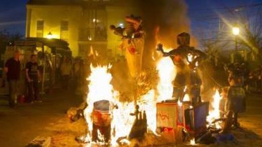 Arde en  Poble Nou la última falla  de la ciudad