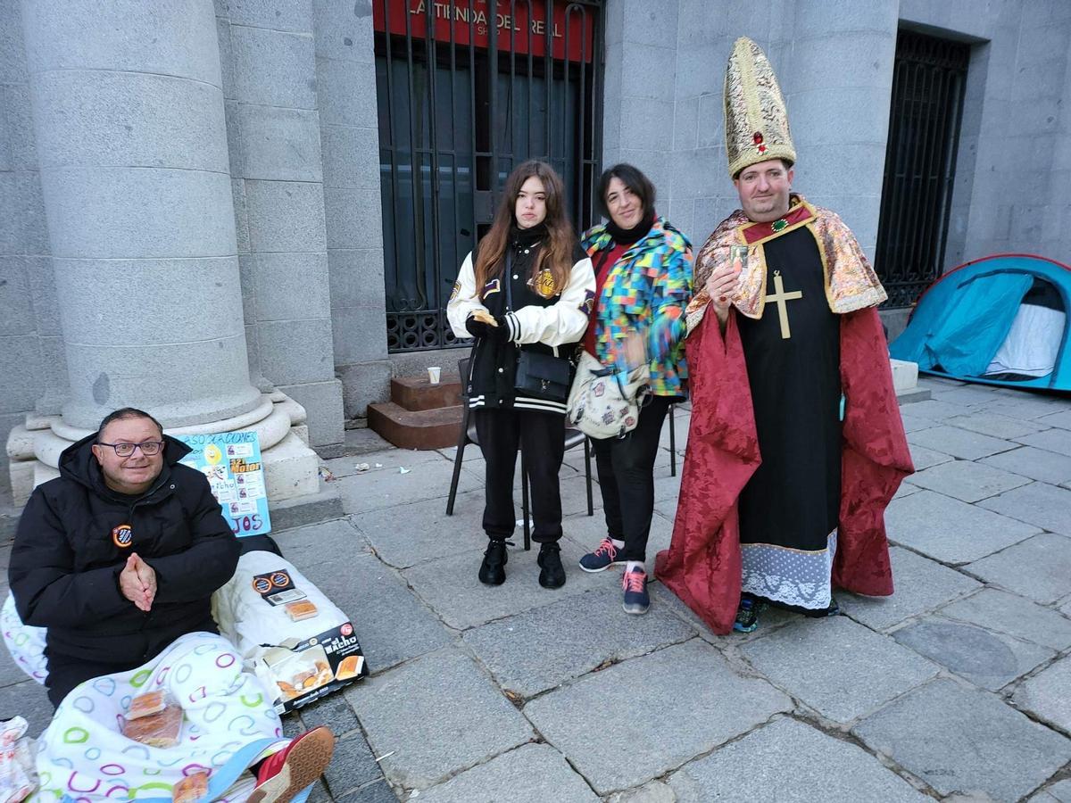 Mapi junto a una amiga de la familia, Mari Carmen, a su llegada al Teatro del Real de Madrid.