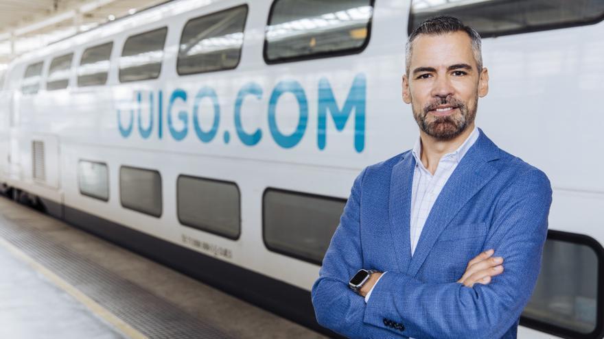 Federico Pareja, junto a un convoy de Ouigo.