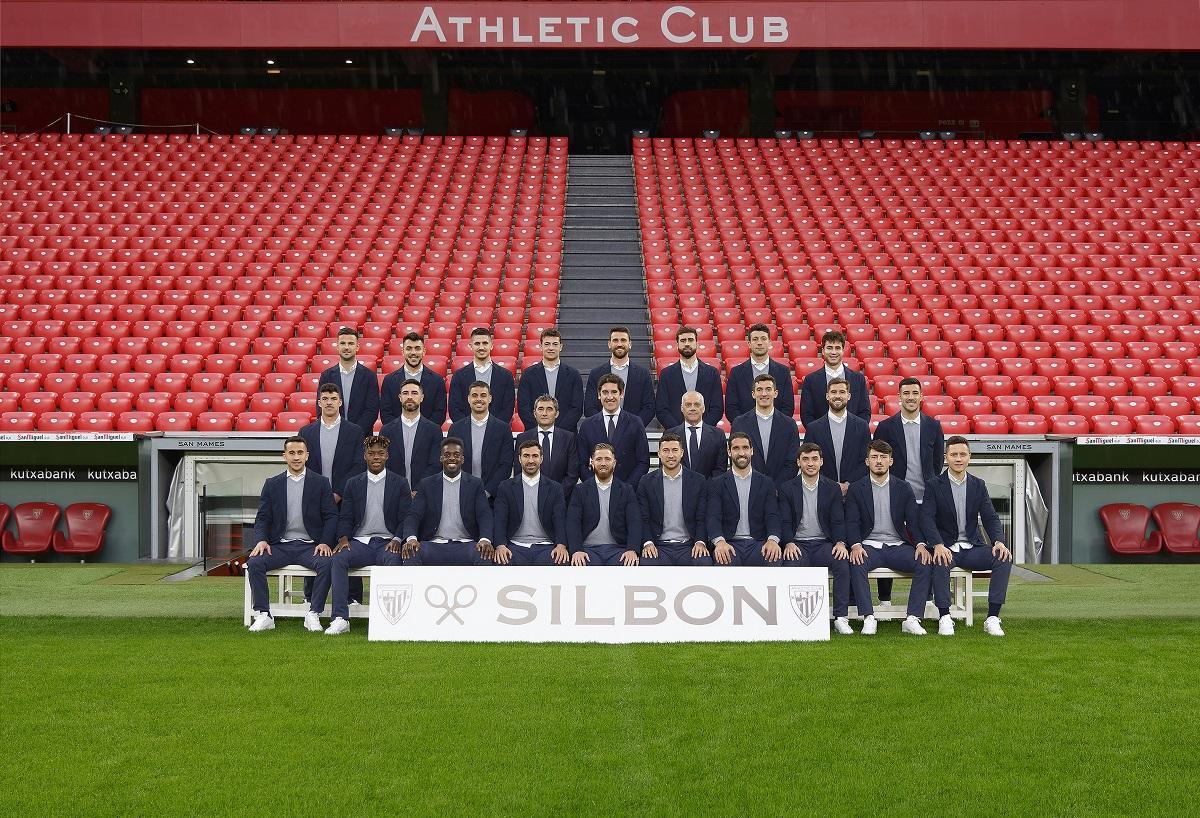 Pablo López CEO de Silbon con jugadores, equipo técnico y directiva del Athletic vistiendo los trajes de Silbon.