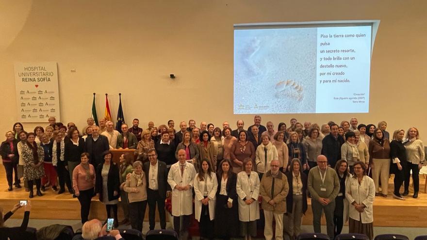 El hospital Reina Sofía rinde un cálido homenaje a 148 profesionales que se han jubilado este año