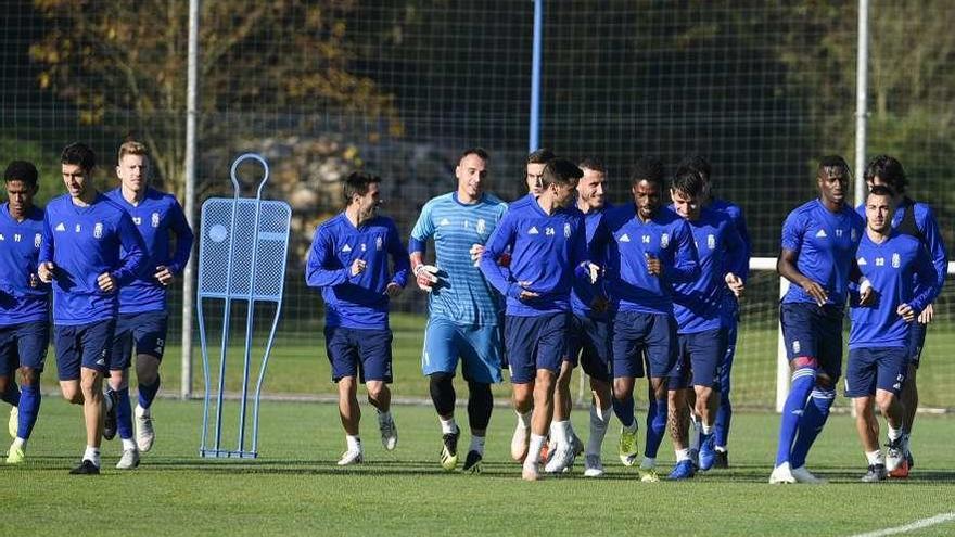 La plantilla del Oviedo, en el entrenamiento matutino de ayer en El Requexón.