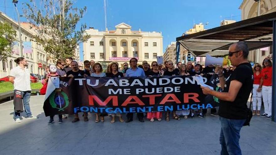 Un momento de la protesta de «Tu abandono me puede matar» ayer en Alicante.