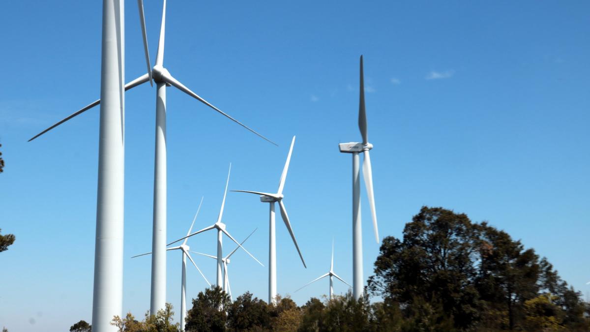 Pla obert del parc eòlic de la serra del Vilobí, entre els termes municipals de Tarrés i Fulleda