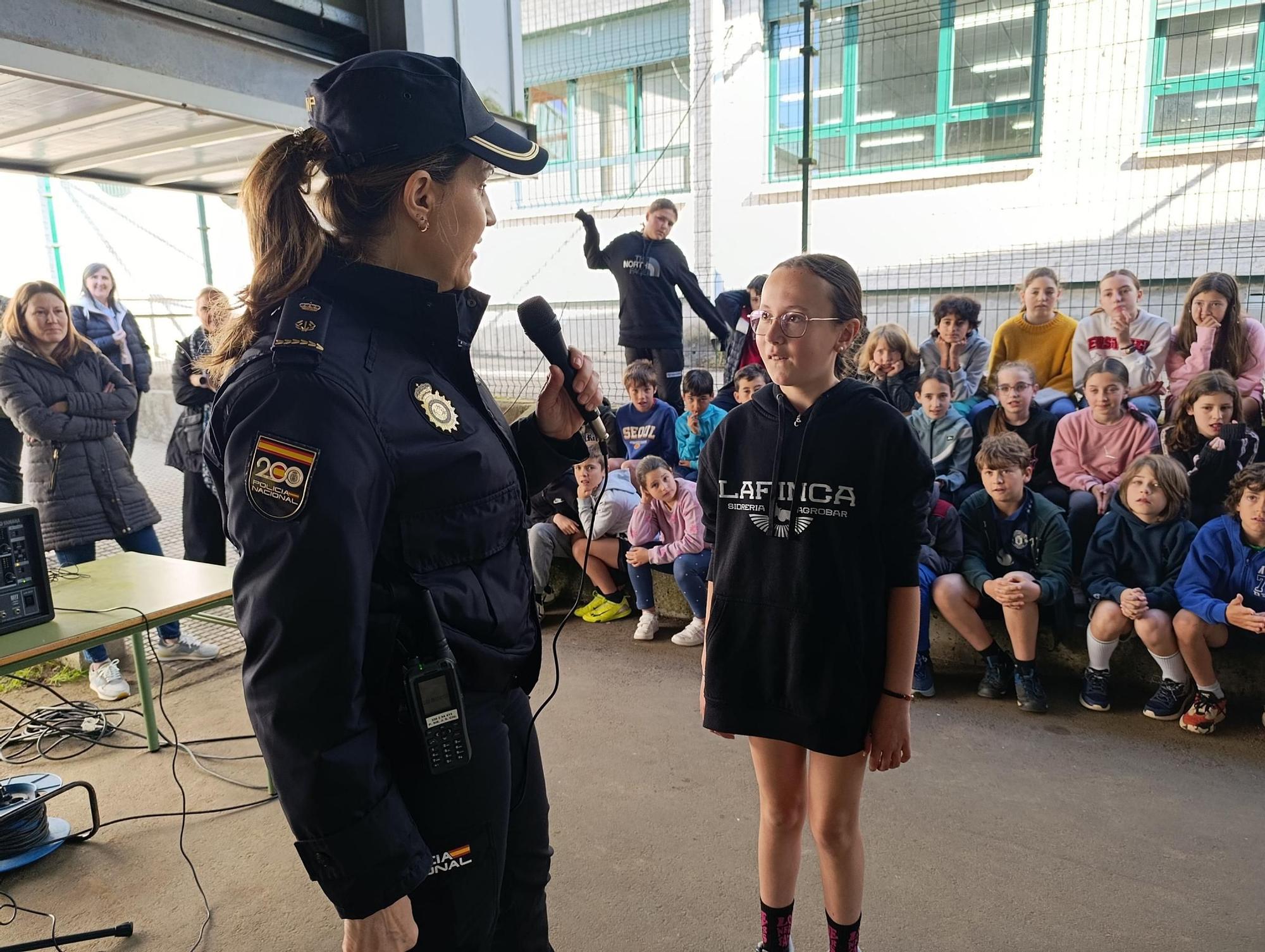 Así fue la exhibición de la Policía Nacional en el colegio La Fresneda, en Siero